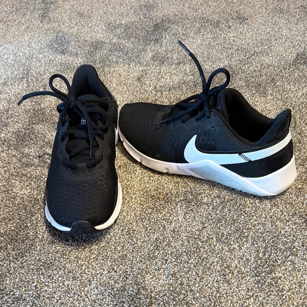 Nike Legend Essential 2 Size 7